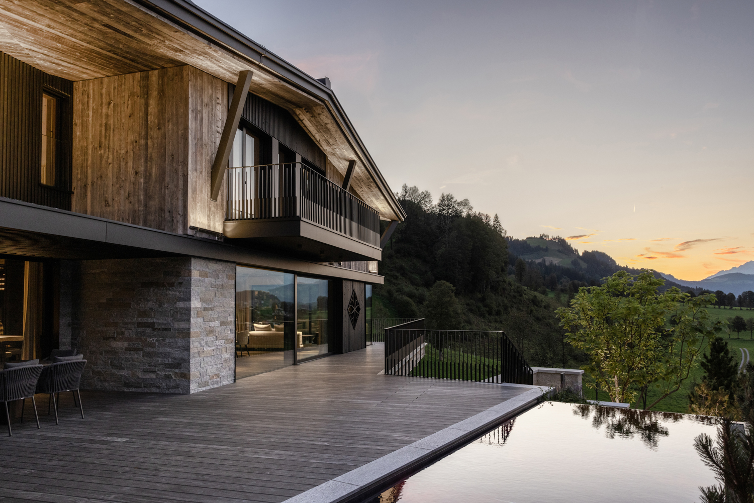 residenz-pool-architektur-alpen-oesterreich