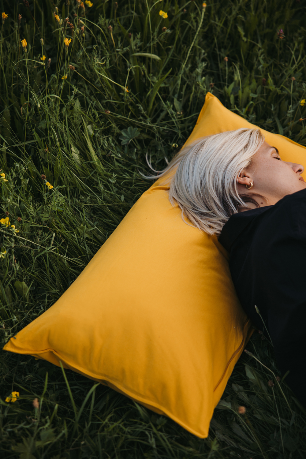 sommer-lifestylefotografie-wiese-schlafgut