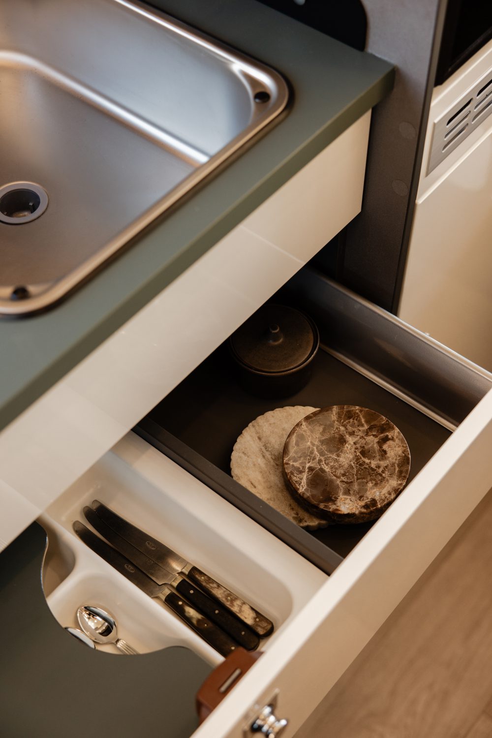 kitchen-caravan-photography-travel-lifestyle-interior-anna-fichtner
